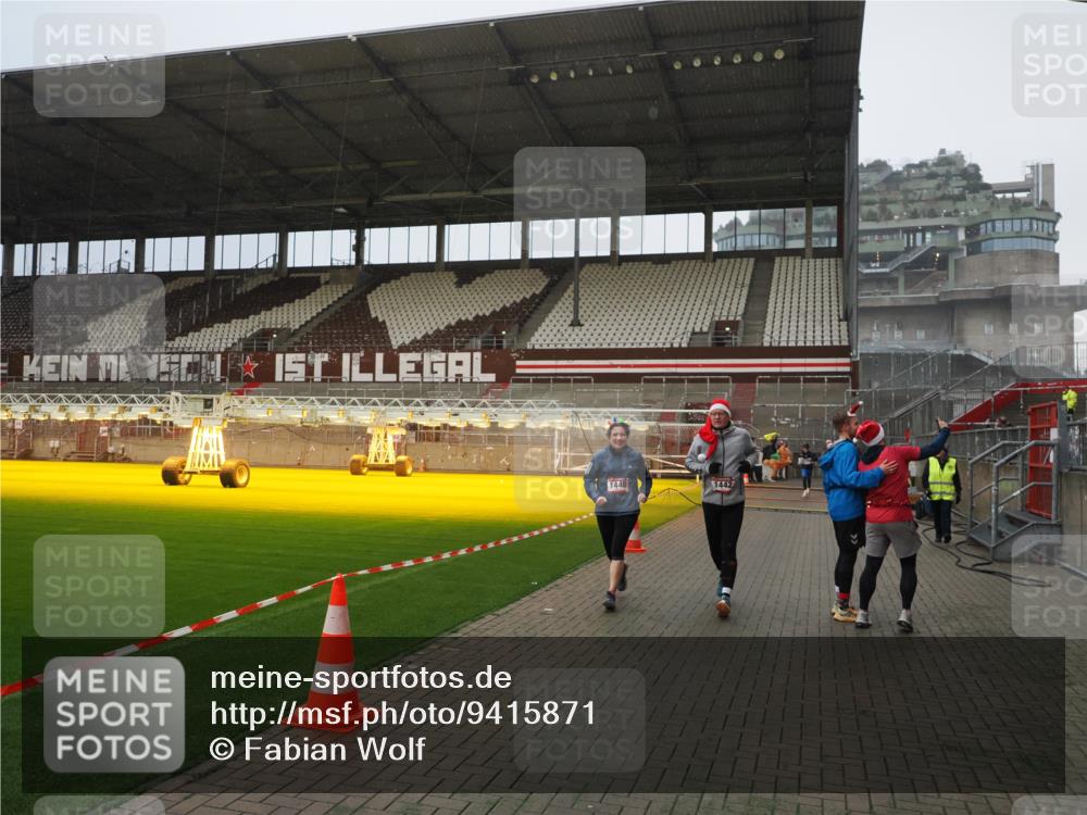 07.12.2025 - St. Pauli X-Mass-Run No. 15 Fabian Wolf http://msf.ph/oto/9415871 07.12.2025 11:06:25 Ziel 204, 414, 474, 486, 1403, 1440, 1442 meine-sportfotos.de