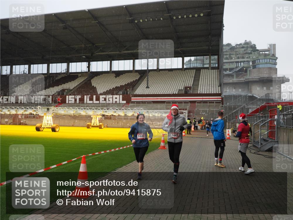 07.12.2025 - St. Pauli X-Mass-Run No. 15 Fabian Wolf http://msf.ph/oto/9415875 07.12.2025 11:06:26 Ziel 204, 414, 474, 486, 1403, 1440, 1442, 1556, 1564 meine-sportfotos.de