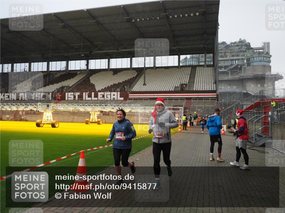 07.12.2025 - St. Pauli X-Mass-Run No. 15 Fabian Wolf http://msf.ph/oto/9415877 07.12.2025 11:06:27 Ziel 204, 414, 474, 486, 1403, 1440, 1442, 1556, 1564 meine-sportfotos.de
