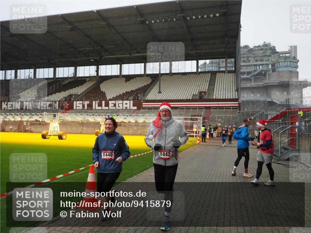 07.12.2025 - St. Pauli X-Mass-Run No. 15 Fabian Wolf http://msf.ph/oto/9415879 07.12.2025 11:06:27 Ziel 204, 414, 474, 486, 1403, 1440, 1442, 1556, 1564 meine-sportfotos.de