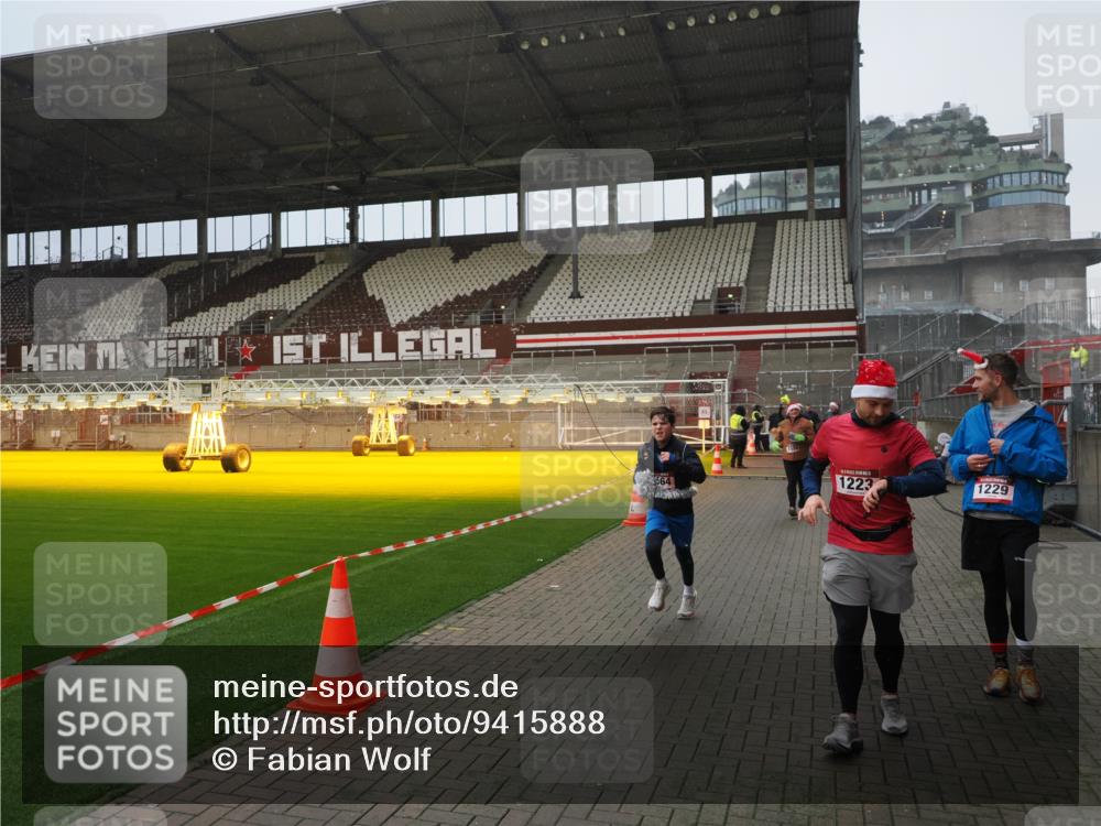 07.12.2025 - St. Pauli X-Mass-Run No. 15 Fabian Wolf http://msf.ph/oto/9415888 07.12.2025 11:06:31 Ziel 474, 486, 565, 1285, 1286, 1403, 1440, 1442, 1556, 1564 meine-sportfotos.de