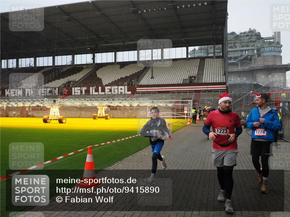 07.12.2025 - St. Pauli X-Mass-Run No. 15 Fabian Wolf http://msf.ph/oto/9415890 07.12.2025 11:06:31 Ziel 474, 486, 565, 1285, 1286, 1403, 1440, 1442, 1556, 1564 meine-sportfotos.de