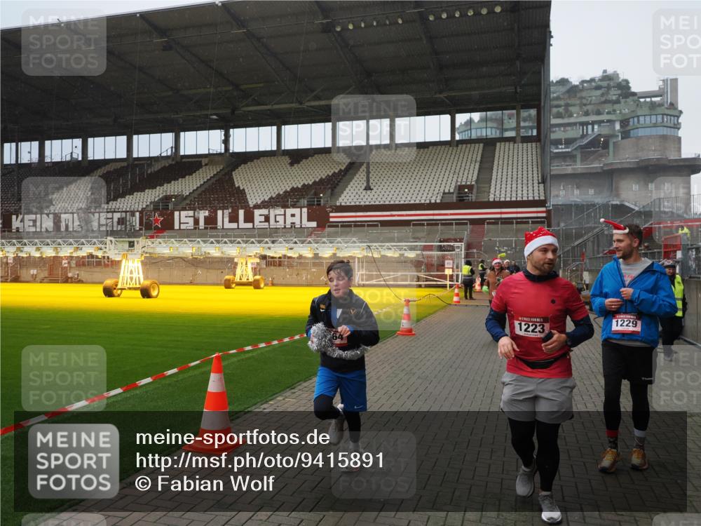 07.12.2025 - St. Pauli X-Mass-Run No. 15 Fabian Wolf http://msf.ph/oto/9415891 07.12.2025 11:06:31 Ziel 474, 486, 565, 1285, 1286, 1403, 1440, 1442, 1556, 1564 meine-sportfotos.de