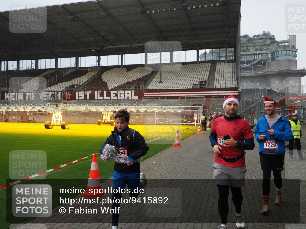07.12.2025 - St. Pauli X-Mass-Run No. 15 Fabian Wolf http://msf.ph/oto/9415892 07.12.2025 11:06:31 Ziel 474, 486, 565, 1285, 1286, 1403, 1440, 1442, 1556, 1564 meine-sportfotos.de