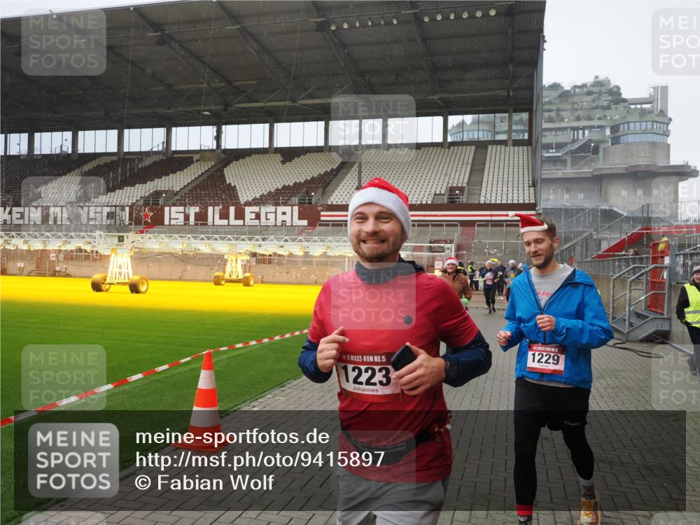 07.12.2025 - St. Pauli X-Mass-Run No. 15 Fabian Wolf http://msf.ph/oto/9415897 07.12.2025 11:06:32 Ziel 474, 486, 565, 1285, 1286, 1440, 1442, 1556, 1564 meine-sportfotos.de