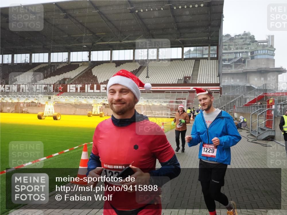 07.12.2025 - St. Pauli X-Mass-Run No. 15 Fabian Wolf http://msf.ph/oto/9415898 07.12.2025 11:06:33 Ziel 359, 382, 474, 486, 565, 1285, 1286, 1440, 1442, 1556, 1564 meine-sportfotos.de