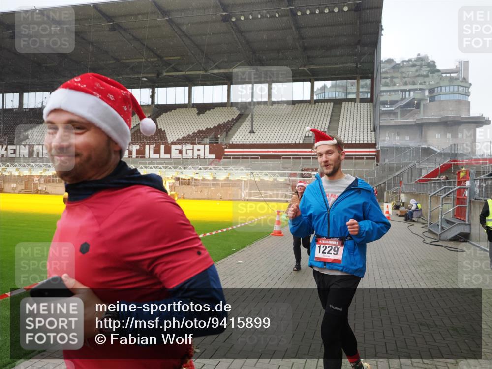 07.12.2025 - St. Pauli X-Mass-Run No. 15 Fabian Wolf http://msf.ph/oto/9415899 07.12.2025 11:06:33 Ziel 359, 382, 474, 486, 565, 1285, 1286, 1440, 1442, 1556, 1564 meine-sportfotos.de