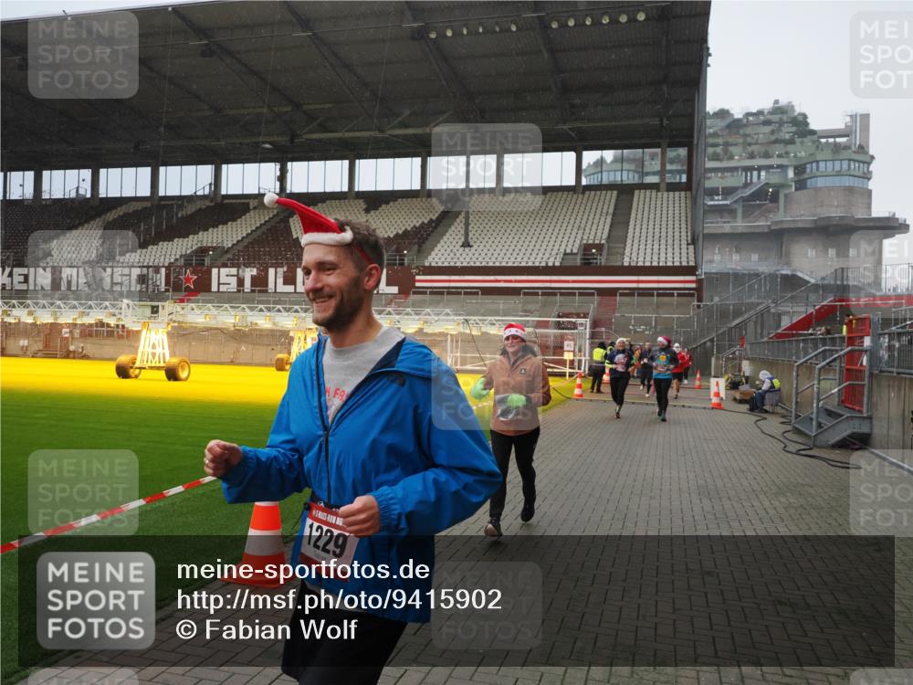 07.12.2025 - St. Pauli X-Mass-Run No. 15 Fabian Wolf http://msf.ph/oto/9415902 07.12.2025 11:06:33 Ziel 359, 382, 474, 486, 565, 1285, 1286, 1440, 1442, 1556, 1564 meine-sportfotos.de