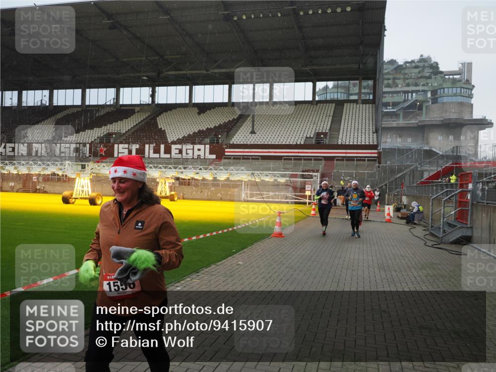 07.12.2025 - St. Pauli X-Mass-Run No. 15 Fabian Wolf http://msf.ph/oto/9415907 07.12.2025 11:06:35 Ziel 359, 382, 565, 1285, 1286, 1440, 1442, 1556, 1564 meine-sportfotos.de