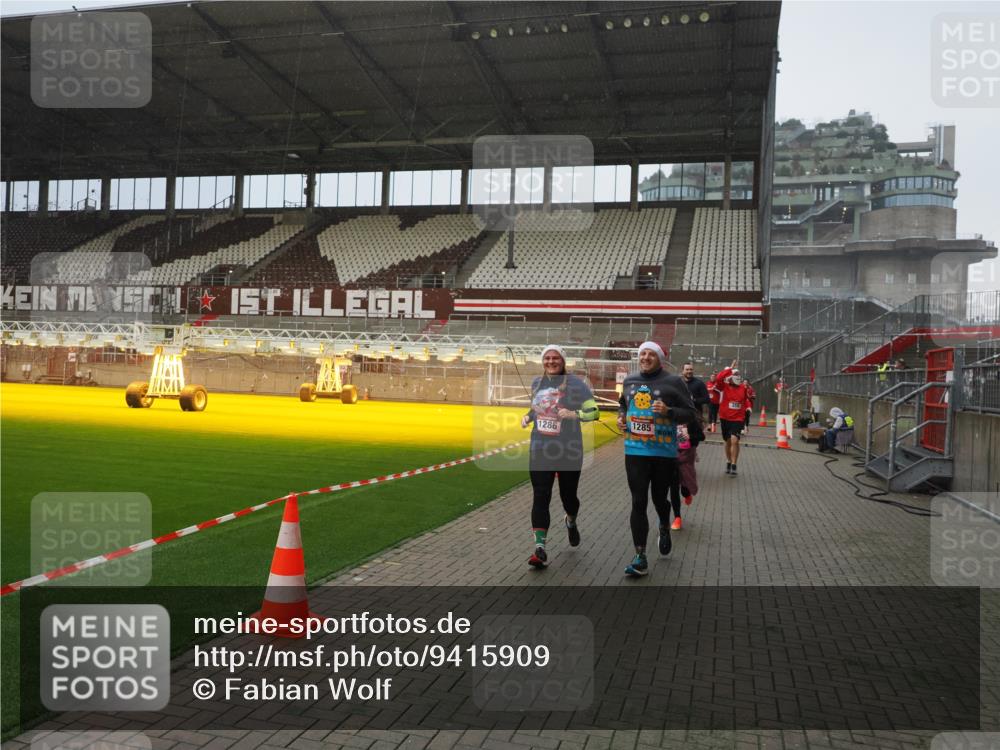 07.12.2025 - St. Pauli X-Mass-Run No. 15 Fabian Wolf http://msf.ph/oto/9415909 07.12.2025 11:06:37 Ziel 359, 382, 565, 1285, 1286, 1440, 1442, 1556, 1564, 4582, 4588 meine-sportfotos.de