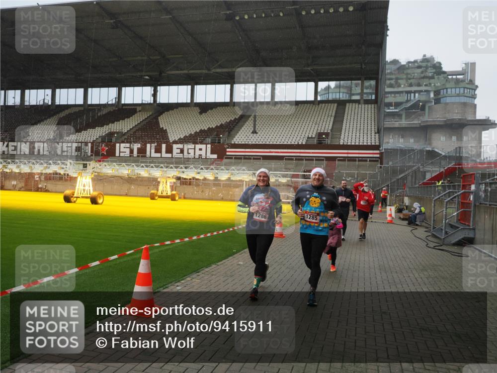 07.12.2025 - St. Pauli X-Mass-Run No. 15 Fabian Wolf http://msf.ph/oto/9415911 07.12.2025 11:06:38 Ziel 359, 382, 565, 1285, 1286, 1440, 1442, 1556, 1564, 4582, 4588 meine-sportfotos.de