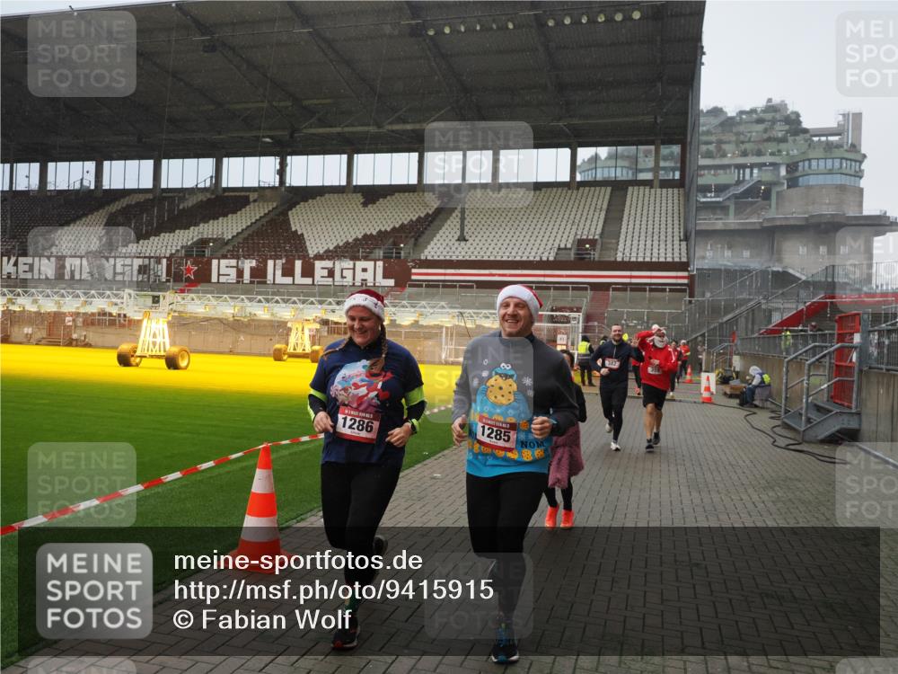 07.12.2025 - St. Pauli X-Mass-Run No. 15 Fabian Wolf http://msf.ph/oto/9415915 07.12.2025 11:06:39 Ziel 359, 382, 565, 1285, 1286, 1440, 1556, 1564, 1708, 4582, 4588 meine-sportfotos.de