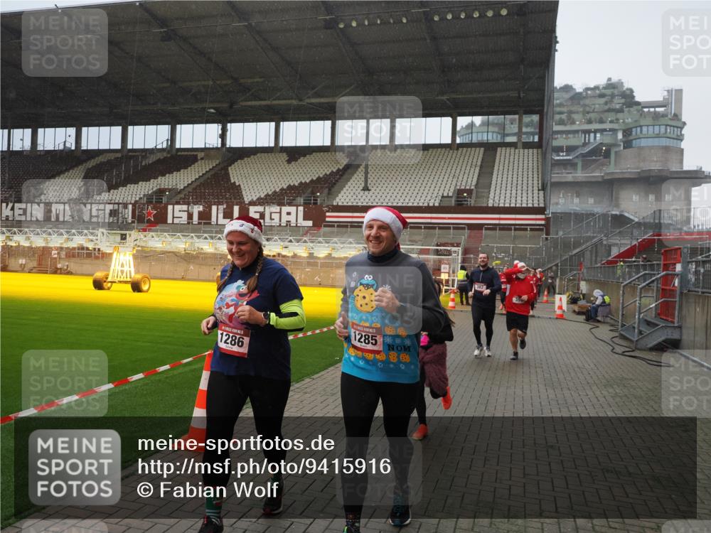 07.12.2025 - St. Pauli X-Mass-Run No. 15 Fabian Wolf http://msf.ph/oto/9415916 07.12.2025 11:06:39 Ziel 359, 382, 565, 1285, 1286, 1440, 1556, 1564, 1708, 4582, 4588 meine-sportfotos.de