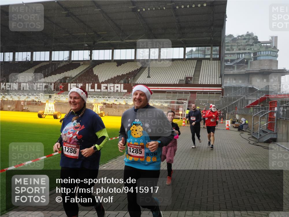 07.12.2025 - St. Pauli X-Mass-Run No. 15 Fabian Wolf http://msf.ph/oto/9415917 07.12.2025 11:06:39 Ziel 359, 382, 565, 1285, 1286, 1440, 1556, 1564, 1708, 4582, 4588 meine-sportfotos.de