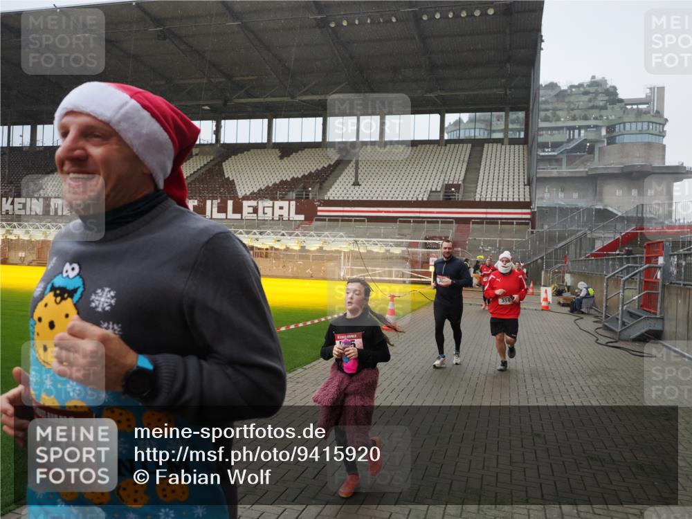 07.12.2025 - St. Pauli X-Mass-Run No. 15 Fabian Wolf http://msf.ph/oto/9415920 07.12.2025 11:06:40 Ziel 359, 382, 565, 1285, 1286, 1556, 1564, 1708, 4582, 4588 meine-sportfotos.de
