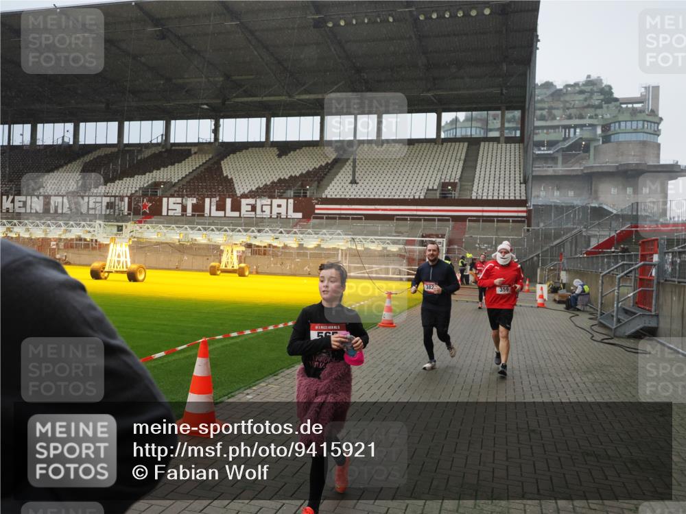 07.12.2025 - St. Pauli X-Mass-Run No. 15 Fabian Wolf http://msf.ph/oto/9415921 07.12.2025 11:06:40 Ziel 359, 382, 565, 1285, 1286, 1556, 1564, 1708, 4582, 4588 meine-sportfotos.de
