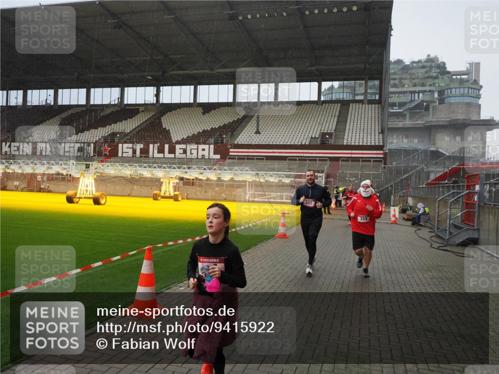 07.12.2025 - St. Pauli X-Mass-Run No. 15 Fabian Wolf http://msf.ph/oto/9415922 07.12.2025 11:06:40 Ziel 359, 382, 565, 1285, 1286, 1556, 1564, 1708, 4582, 4588 meine-sportfotos.de