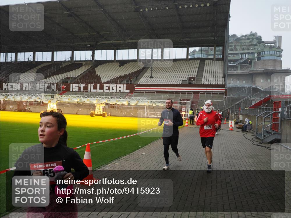 07.12.2025 - St. Pauli X-Mass-Run No. 15 Fabian Wolf http://msf.ph/oto/9415923 07.12.2025 11:06:41 Ziel 359, 382, 565, 1285, 1286, 1556, 1564, 1708, 4582, 4588 meine-sportfotos.de