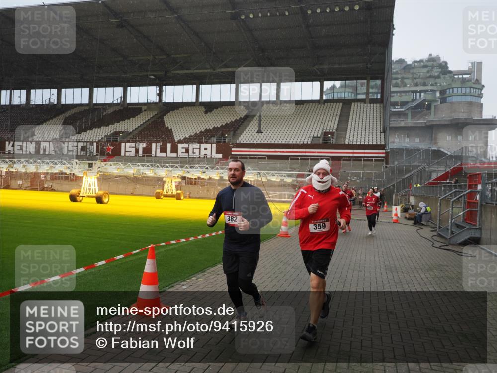 07.12.2025 - St. Pauli X-Mass-Run No. 15 Fabian Wolf http://msf.ph/oto/9415926 07.12.2025 11:06:41 Ziel 359, 382, 565, 1285, 1286, 1556, 1564, 1708, 4582, 4588 meine-sportfotos.de