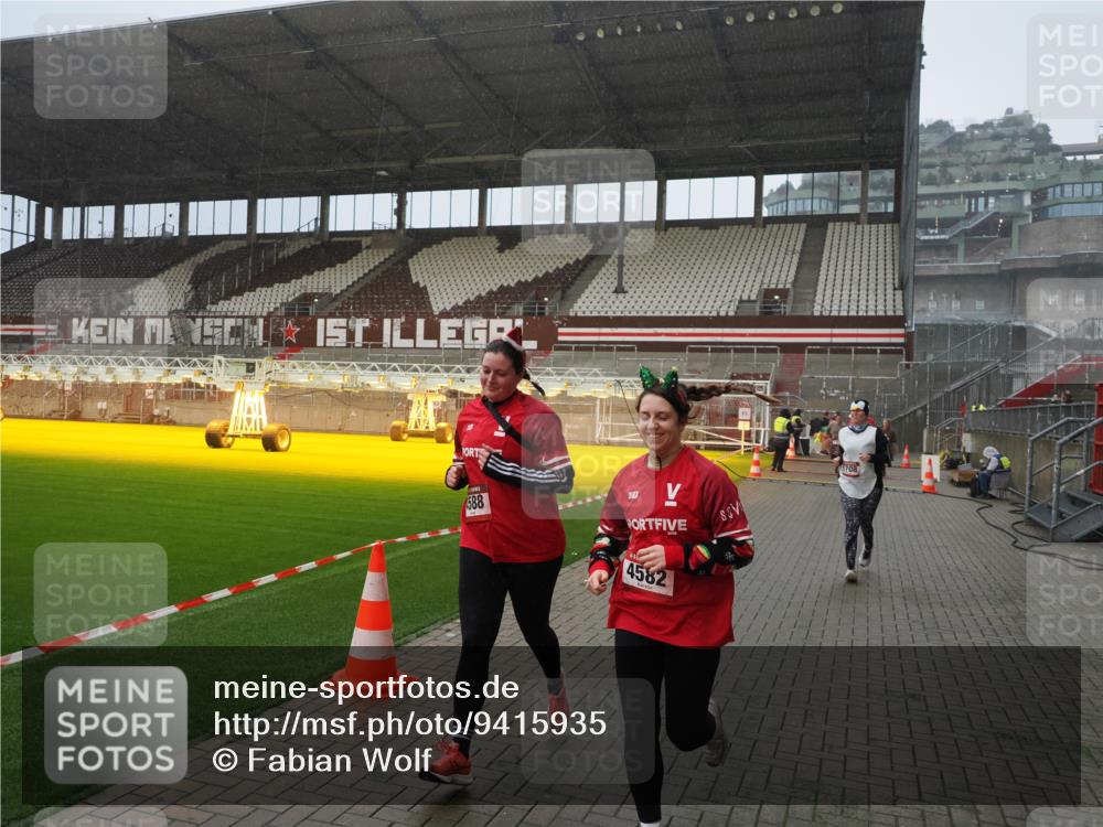 07.12.2025 - St. Pauli X-Mass-Run No. 15 Fabian Wolf http://msf.ph/oto/9415935 07.12.2025 11:06:46 Ziel 359, 382, 565, 595, 1285, 1286, 1462, 1469, 1556, 1564, 1708, 4582, 4588 meine-sportfotos.de