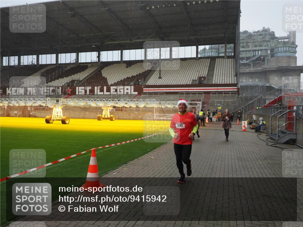 07.12.2025 - St. Pauli X-Mass-Run No. 15 Fabian Wolf http://msf.ph/oto/9415942 07.12.2025 11:06:51 Ziel 359, 382, 565, 595, 1462, 1469, 1708, 4582, 4588 meine-sportfotos.de