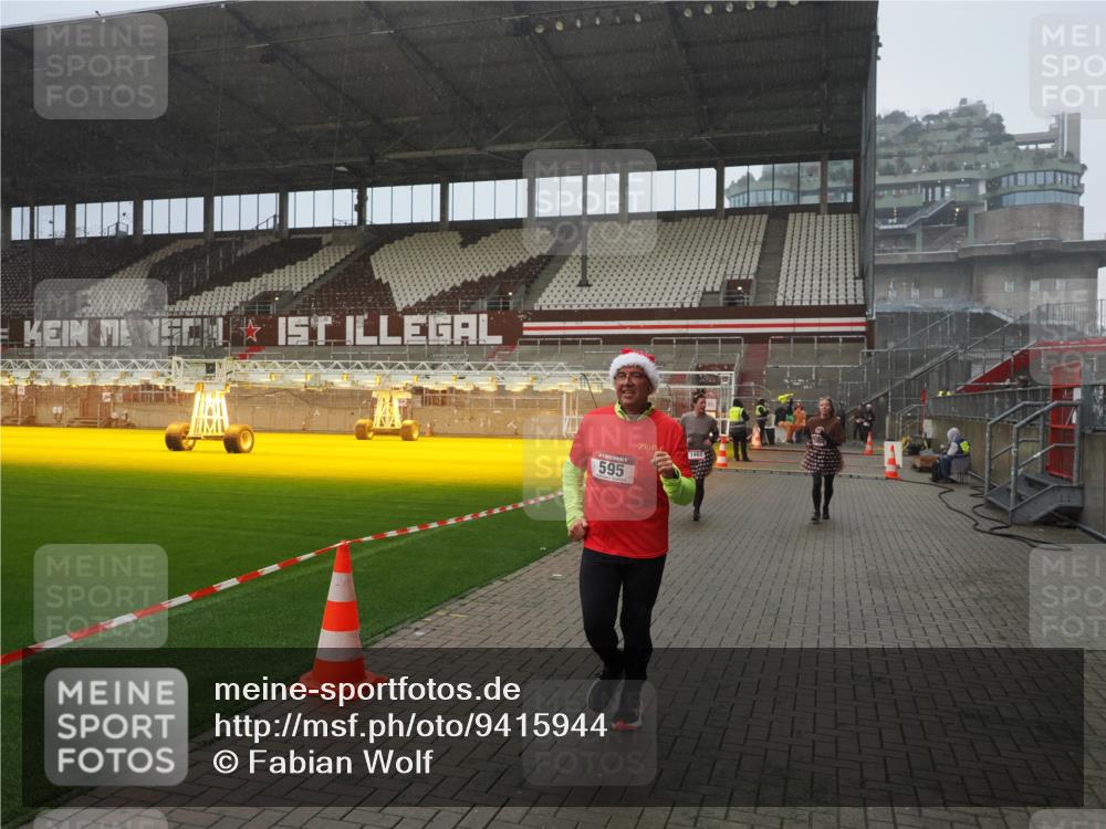 07.12.2025 - St. Pauli X-Mass-Run No. 15 Fabian Wolf http://msf.ph/oto/9415944 07.12.2025 11:06:51 Ziel 359, 382, 565, 595, 1462, 1469, 1708, 4582, 4588 meine-sportfotos.de