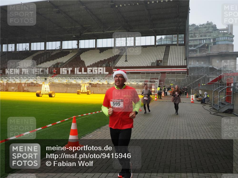 07.12.2025 - St. Pauli X-Mass-Run No. 15 Fabian Wolf http://msf.ph/oto/9415946 07.12.2025 11:06:51 Ziel 359, 382, 565, 595, 1462, 1469, 1708, 4582, 4588 meine-sportfotos.de