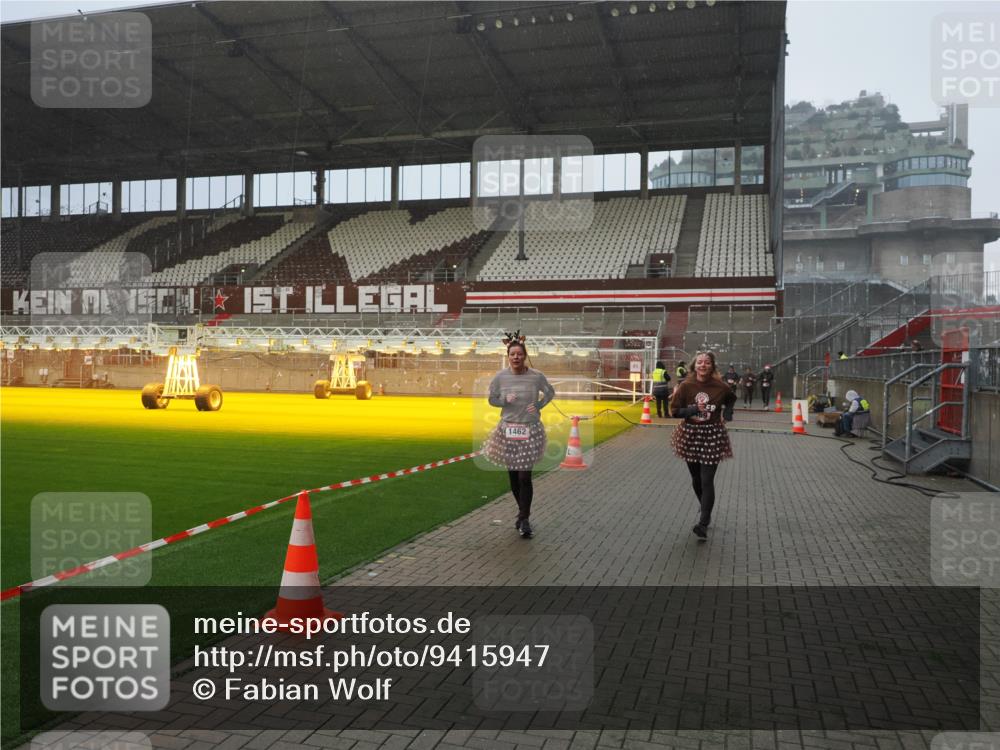 07.12.2025 - St. Pauli X-Mass-Run No. 15 Fabian Wolf http://msf.ph/oto/9415947 07.12.2025 11:06:53 Ziel 359, 382, 595, 1462, 1469, 1708, 4582, 4588 meine-sportfotos.de