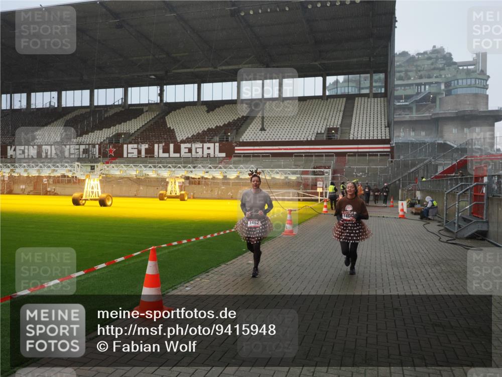 07.12.2025 - St. Pauli X-Mass-Run No. 15 Fabian Wolf http://msf.ph/oto/9415948 07.12.2025 11:06:53 Ziel 359, 382, 595, 1462, 1469, 1708, 4582, 4588 meine-sportfotos.de