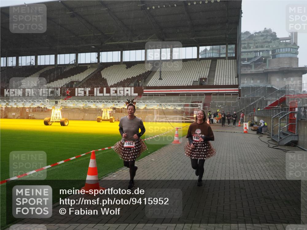 07.12.2025 - St. Pauli X-Mass-Run No. 15 Fabian Wolf http://msf.ph/oto/9415952 07.12.2025 11:06:54 Ziel 595, 1462, 1469, 1708, 4582, 4588 meine-sportfotos.de