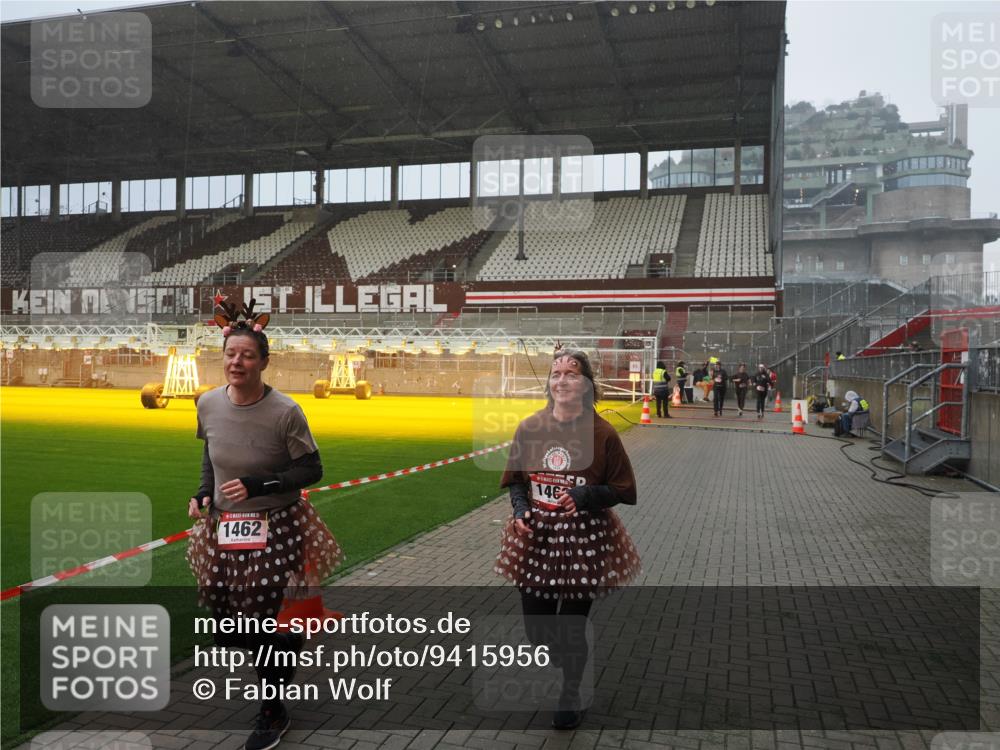 07.12.2025 - St. Pauli X-Mass-Run No. 15 Fabian Wolf http://msf.ph/oto/9415956 07.12.2025 11:06:55 Ziel 595, 1462, 1469, 1634, 1666, 1708, 1751, 4582, 4588 meine-sportfotos.de
