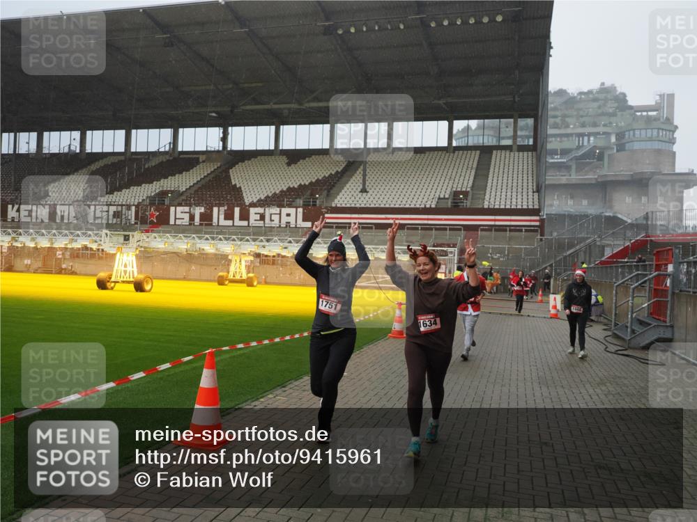 07.12.2025 - St. Pauli X-Mass-Run No. 15 Fabian Wolf http://msf.ph/oto/9415961 07.12.2025 11:07:03 Ziel 595, 1462, 1469, 1634, 1666, 1751, 1861, 1862 meine-sportfotos.de