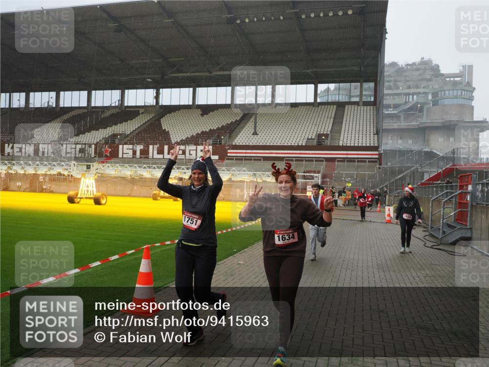 07.12.2025 - St. Pauli X-Mass-Run No. 15 Fabian Wolf http://msf.ph/oto/9415963 07.12.2025 11:07:03 Ziel 595, 1462, 1469, 1634, 1666, 1751, 1861, 1862 meine-sportfotos.de