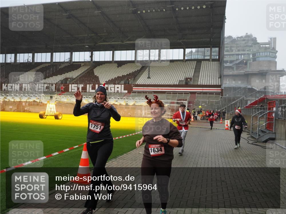 07.12.2025 - St. Pauli X-Mass-Run No. 15 Fabian Wolf http://msf.ph/oto/9415964 07.12.2025 11:07:03 Ziel 595, 1462, 1469, 1634, 1666, 1751, 1861, 1862 meine-sportfotos.de