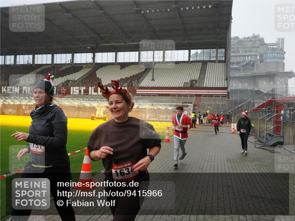 07.12.2025 - St. Pauli X-Mass-Run No. 15 Fabian Wolf http://msf.ph/oto/9415966 07.12.2025 11:07:04 Ziel 1462, 1469, 1634, 1666, 1751, 1861, 1862 meine-sportfotos.de