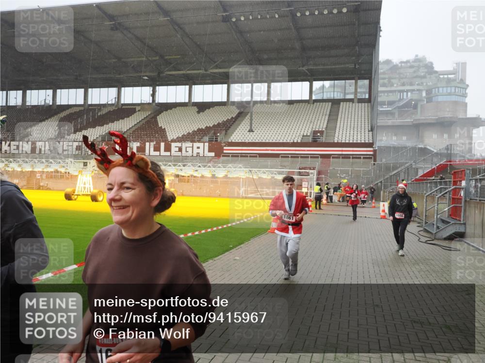07.12.2025 - St. Pauli X-Mass-Run No. 15 Fabian Wolf http://msf.ph/oto/9415967 07.12.2025 11:07:04 Ziel 1462, 1469, 1634, 1666, 1751, 1861, 1862 meine-sportfotos.de
