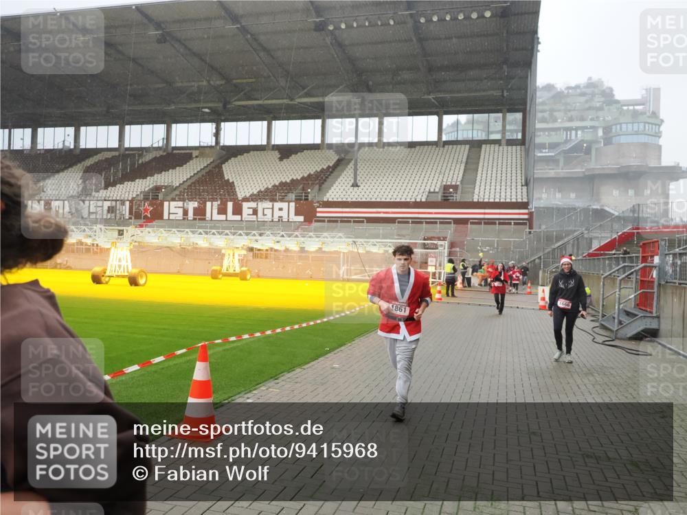 07.12.2025 - St. Pauli X-Mass-Run No. 15 Fabian Wolf http://msf.ph/oto/9415968 07.12.2025 11:07:04 Ziel 1462, 1469, 1634, 1666, 1751, 1861, 1862 meine-sportfotos.de