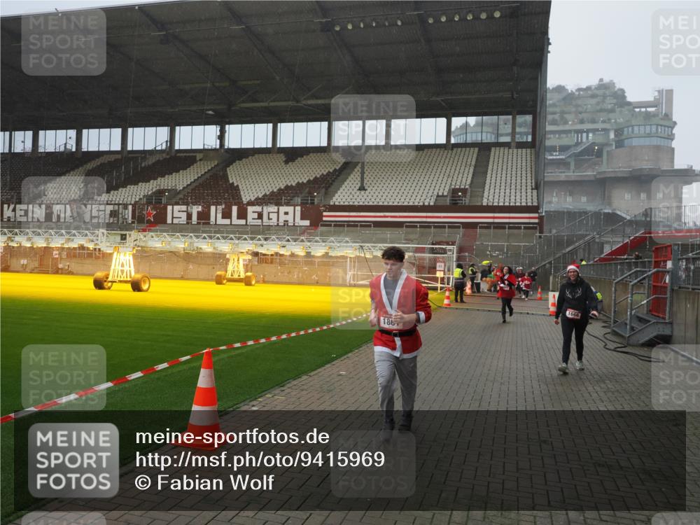 07.12.2025 - St. Pauli X-Mass-Run No. 15 Fabian Wolf http://msf.ph/oto/9415969 07.12.2025 11:07:04 Ziel 1462, 1469, 1634, 1666, 1751, 1861, 1862 meine-sportfotos.de