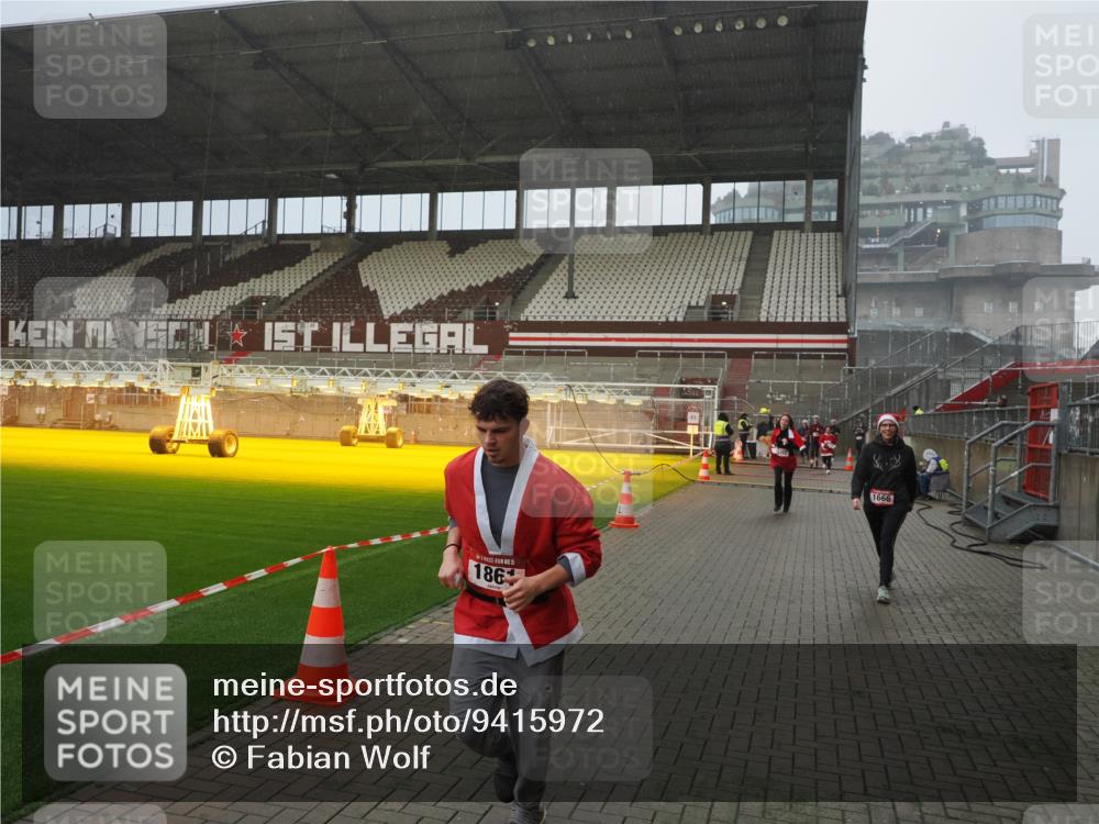 07.12.2025 - St. Pauli X-Mass-Run No. 15 Fabian Wolf http://msf.ph/oto/9415972 07.12.2025 11:07:05 Ziel 1462, 1469, 1634, 1666, 1751, 1861, 1862 meine-sportfotos.de