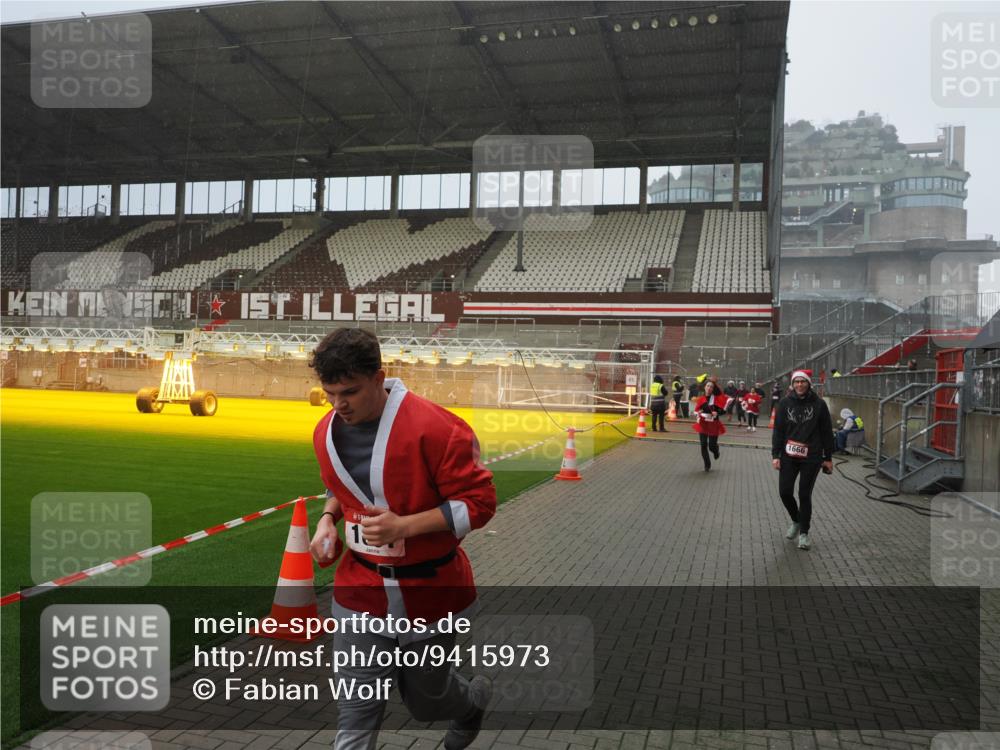 07.12.2025 - St. Pauli X-Mass-Run No. 15 Fabian Wolf http://msf.ph/oto/9415973 07.12.2025 11:07:05 Ziel 1462, 1469, 1634, 1666, 1751, 1861, 1862 meine-sportfotos.de
