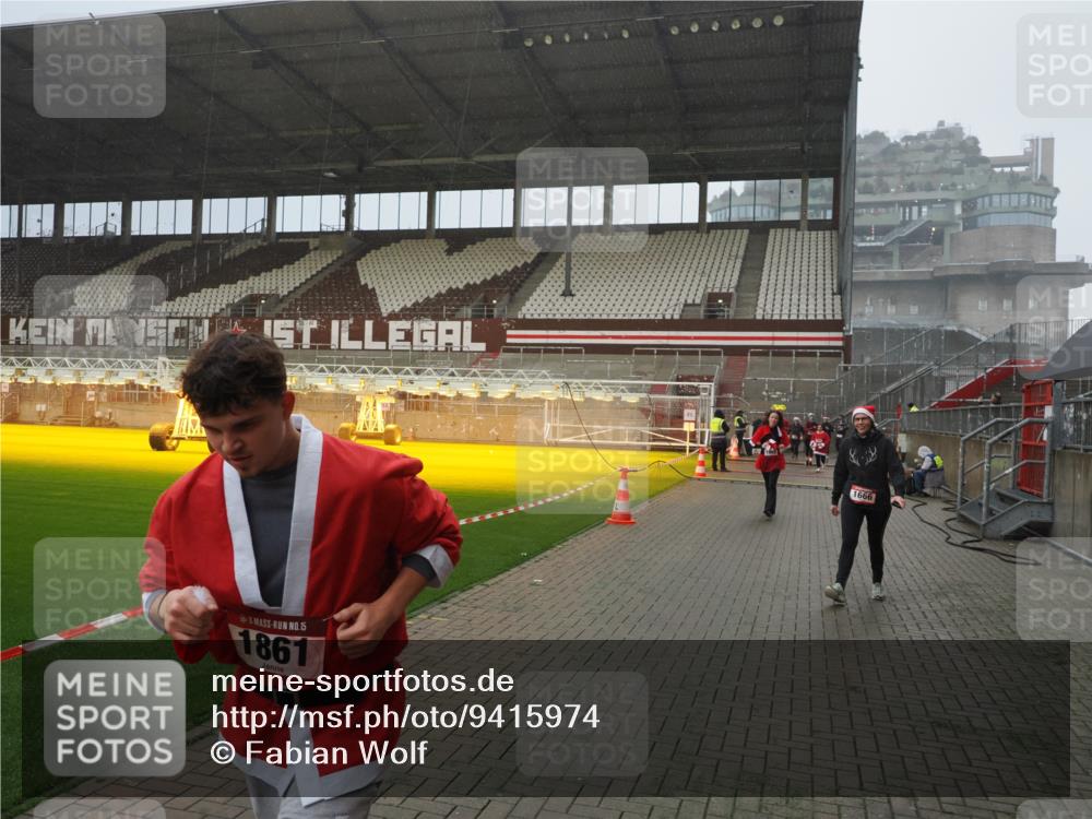 07.12.2025 - St. Pauli X-Mass-Run No. 15 Fabian Wolf http://msf.ph/oto/9415974 07.12.2025 11:07:05 Ziel 1462, 1469, 1634, 1666, 1751, 1861, 1862 meine-sportfotos.de