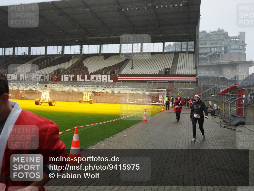 07.12.2025 - St. Pauli X-Mass-Run No. 15 Fabian Wolf http://msf.ph/oto/9415975 07.12.2025 11:07:05 Ziel 1462, 1469, 1634, 1666, 1751, 1861, 1862 meine-sportfotos.de