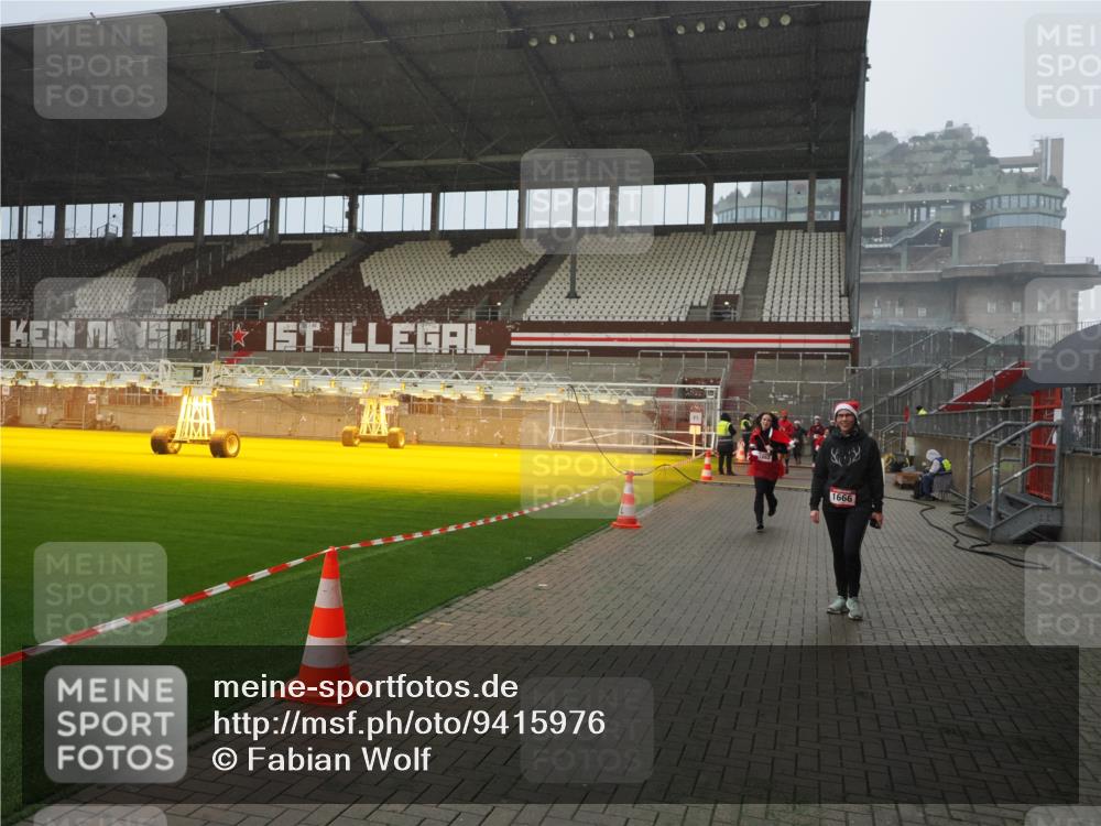 07.12.2025 - St. Pauli X-Mass-Run No. 15 Fabian Wolf http://msf.ph/oto/9415976 07.12.2025 11:07:06 Ziel 281, 688, 1469, 1634, 1666, 1751, 1861, 1862 meine-sportfotos.de
