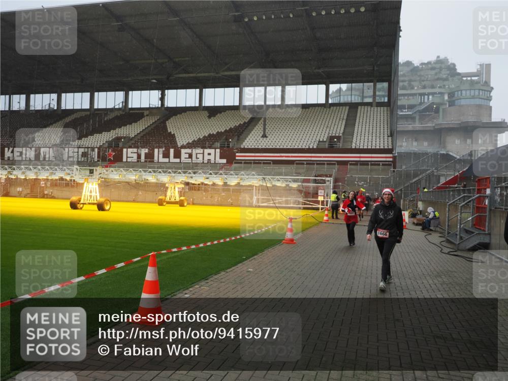 07.12.2025 - St. Pauli X-Mass-Run No. 15 Fabian Wolf http://msf.ph/oto/9415977 07.12.2025 11:07:06 Ziel 281, 688, 1469, 1634, 1666, 1751, 1861, 1862 meine-sportfotos.de
