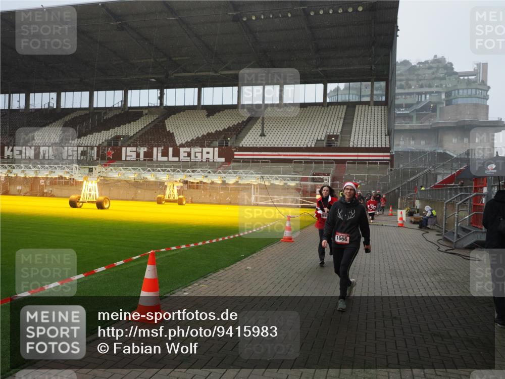 07.12.2025 - St. Pauli X-Mass-Run No. 15 Fabian Wolf http://msf.ph/oto/9415983 07.12.2025 11:07:07 Ziel 281, 596, 688, 1634, 1666, 1751, 1861, 1862 meine-sportfotos.de