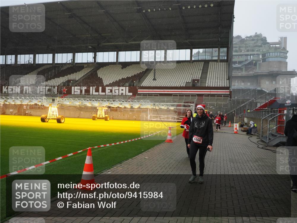 07.12.2025 - St. Pauli X-Mass-Run No. 15 Fabian Wolf http://msf.ph/oto/9415984 07.12.2025 11:07:07 Ziel 281, 596, 688, 1634, 1666, 1751, 1861, 1862 meine-sportfotos.de