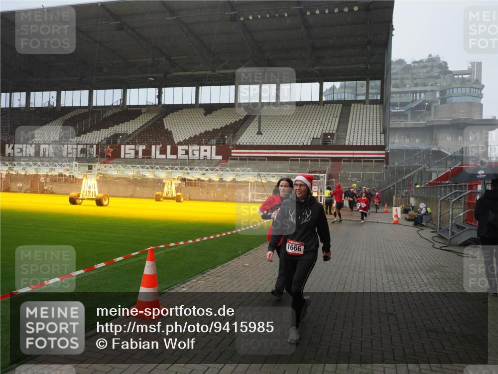 07.12.2025 - St. Pauli X-Mass-Run No. 15 Fabian Wolf http://msf.ph/oto/9415985 07.12.2025 11:07:08 Ziel 281, 596, 688, 1585, 1587, 1634, 1666, 1751, 1861, 1862 meine-sportfotos.de
