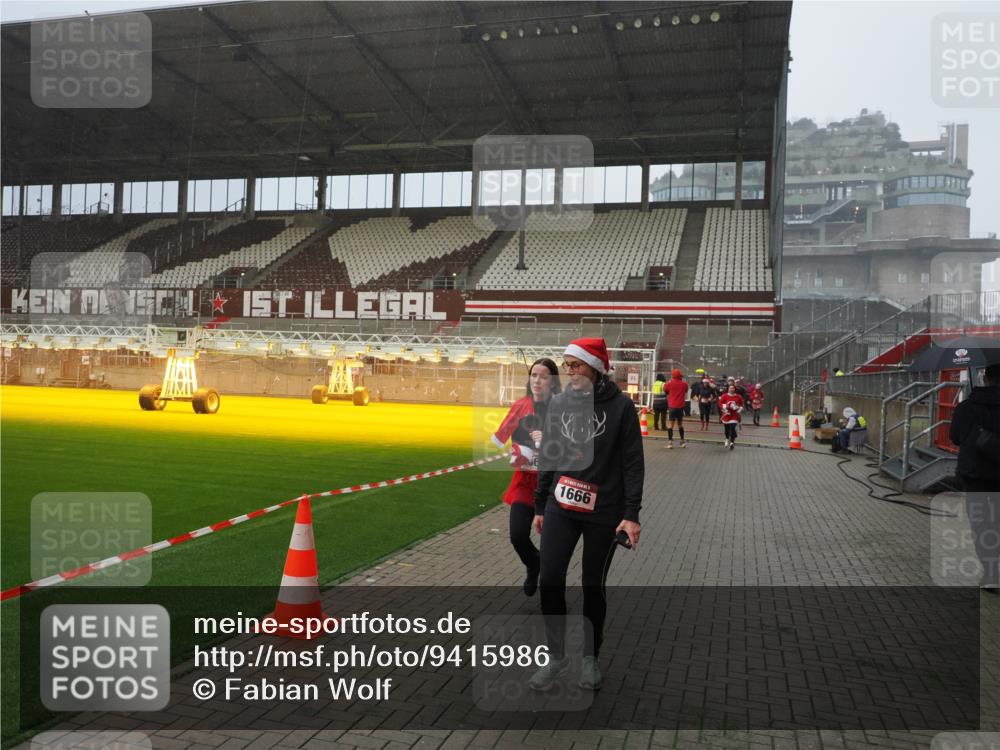 07.12.2025 - St. Pauli X-Mass-Run No. 15 Fabian Wolf http://msf.ph/oto/9415986 07.12.2025 11:07:08 Ziel 281, 596, 688, 1585, 1587, 1634, 1666, 1751, 1861, 1862 meine-sportfotos.de