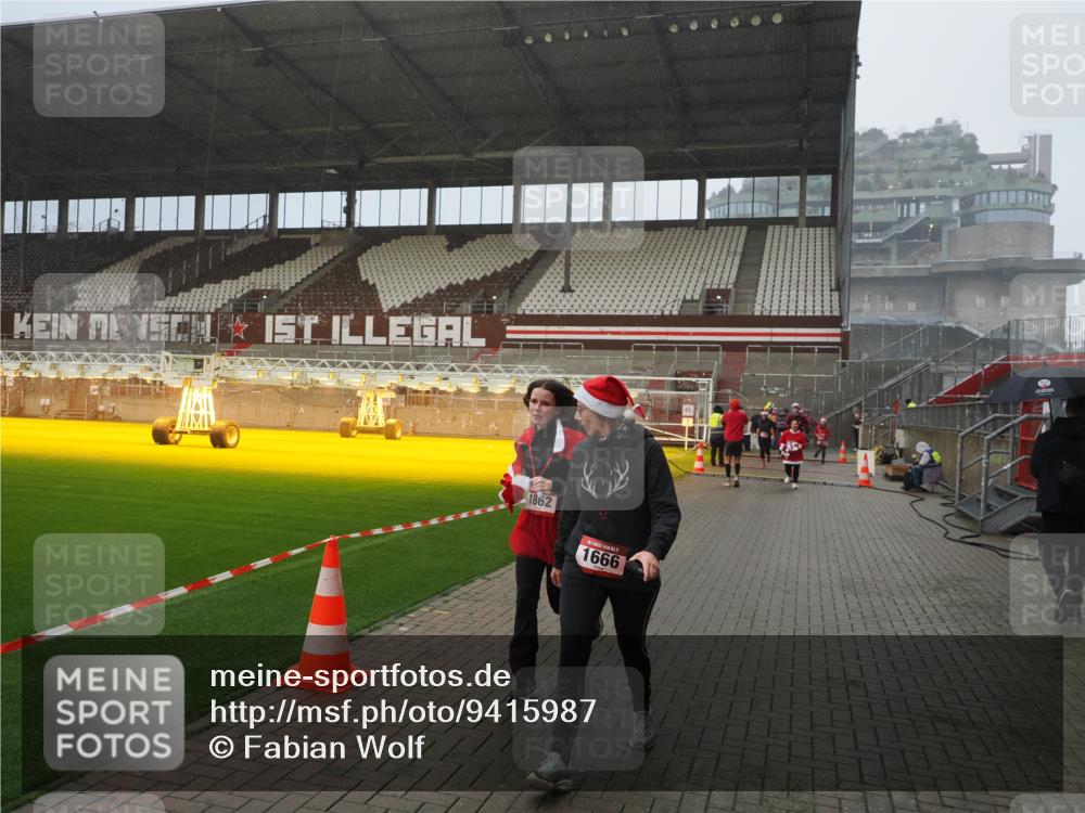 07.12.2025 - St. Pauli X-Mass-Run No. 15 Fabian Wolf http://msf.ph/oto/9415987 07.12.2025 11:07:09 Ziel 281, 596, 688, 1585, 1587, 1634, 1666, 1751, 1861, 1862 meine-sportfotos.de