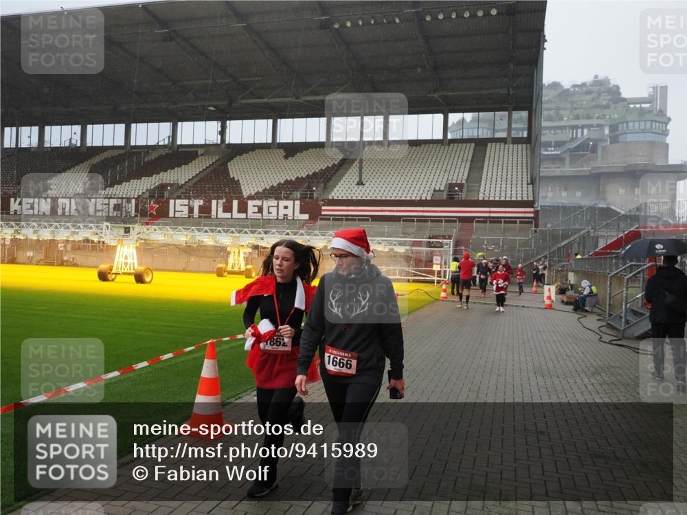 07.12.2025 - St. Pauli X-Mass-Run No. 15 Fabian Wolf http://msf.ph/oto/9415989 07.12.2025 11:07:09 Ziel 281, 596, 688, 1585, 1587, 1634, 1666, 1751, 1861, 1862 meine-sportfotos.de